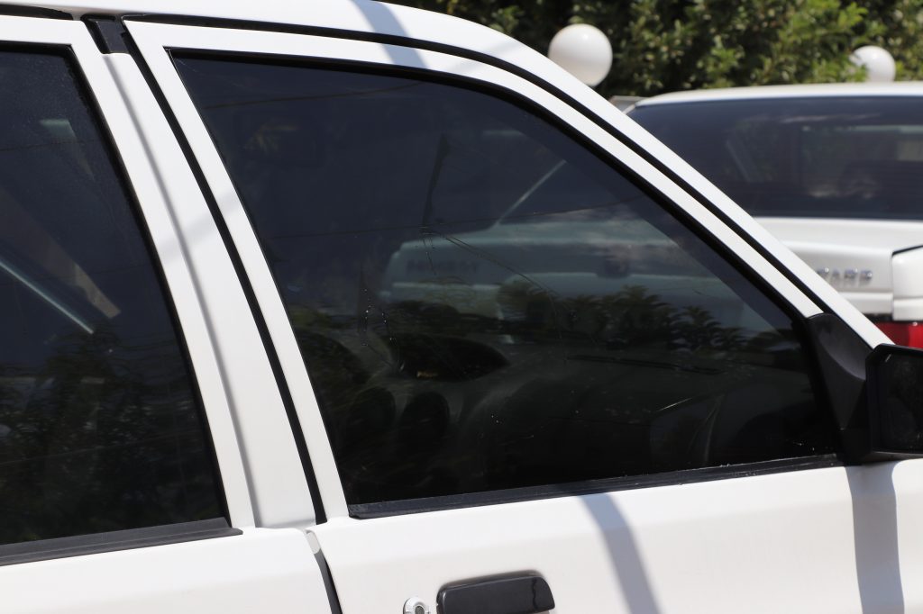 شیشه دودی خودرو