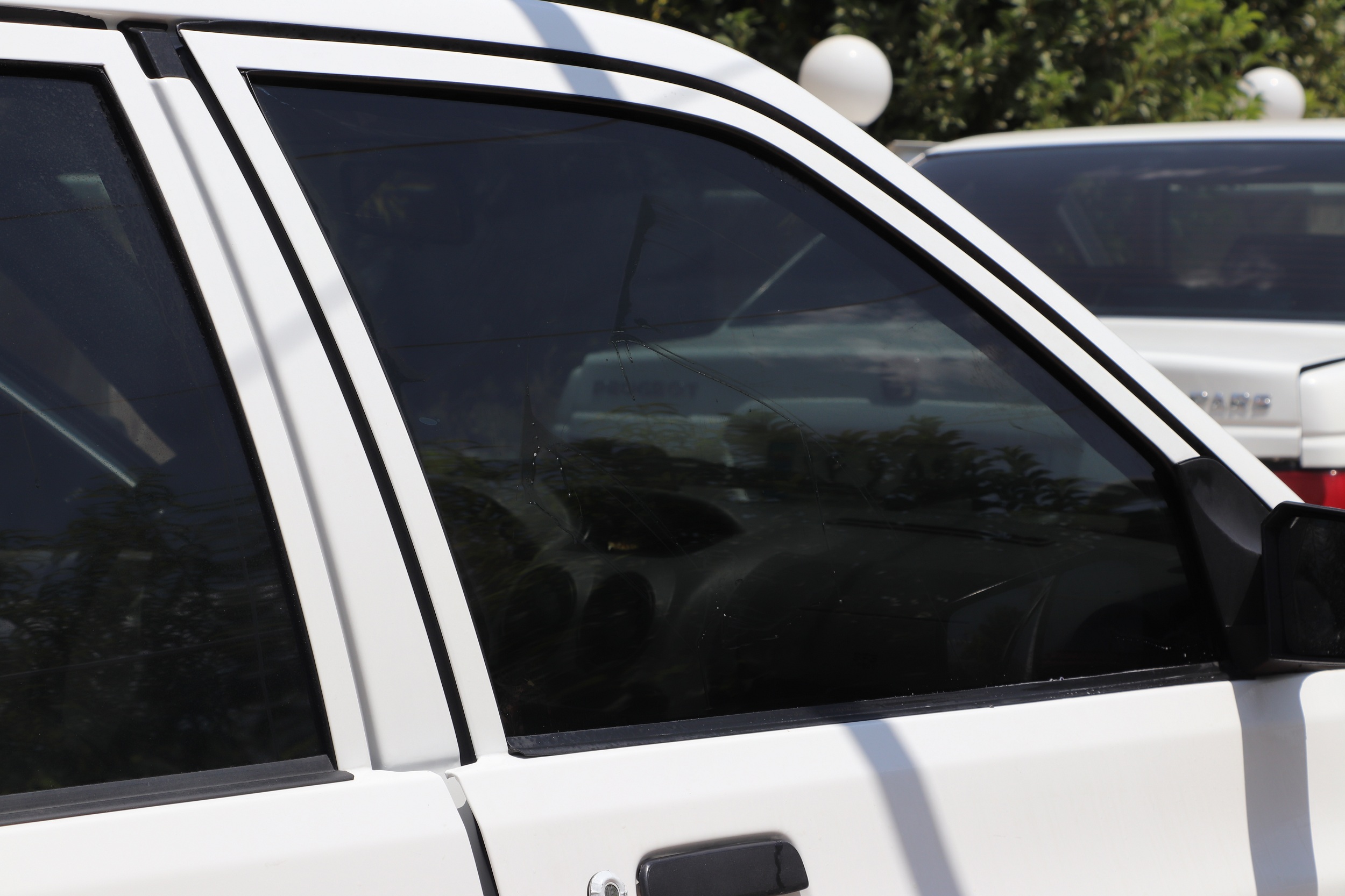 شیشه دودی خودرو