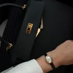 ساعت مچی کارتیر مینی بگنوار بنگل | Cartier Mini Baignoire Bangle | طلایی-مشکی صفحه سفید کوارتز